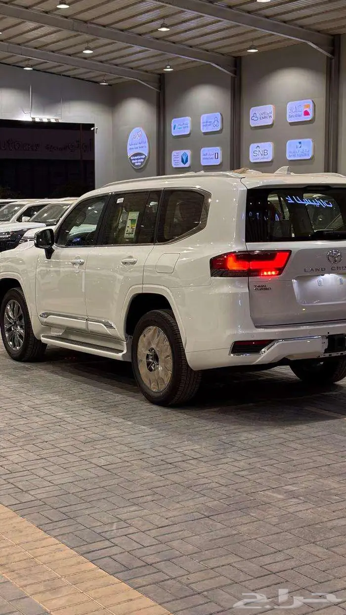 لاندكروزر VXابيض 2025 عبداللطيف جميل 3