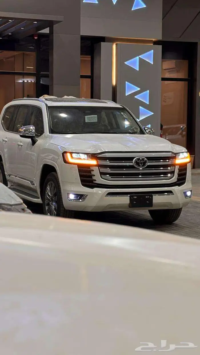 لاندكروزر VXابيض 2025 عبداللطيف جميل 0