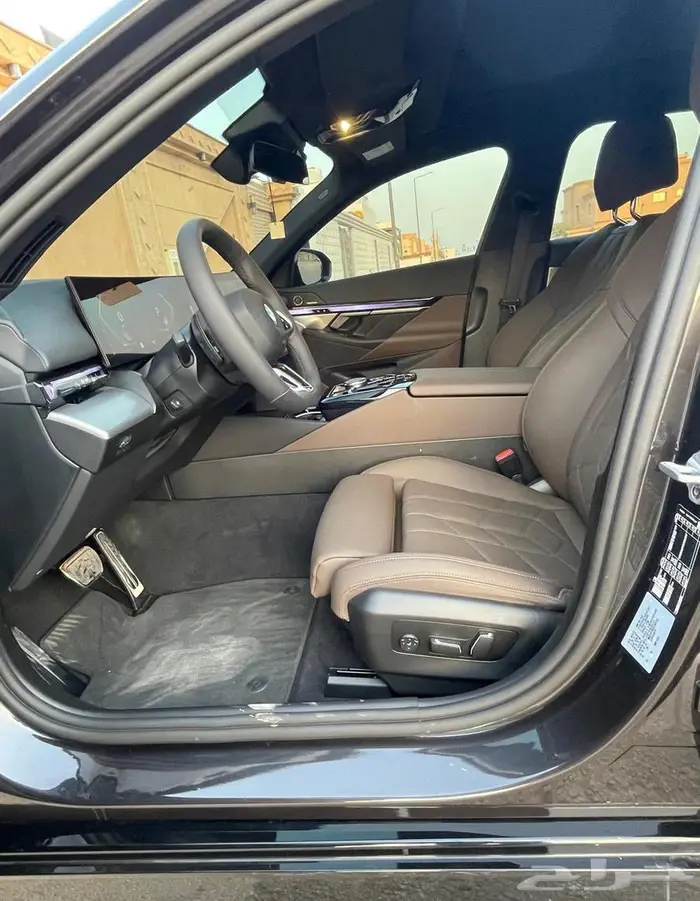 BMW520 موديل 2025 ممشي 5000 كم عرض خاص شامل اللوحات 23