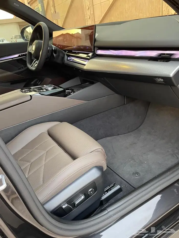 BMW520 موديل 2025 ممشي 5000 كم عرض خاص شامل اللوحات 26