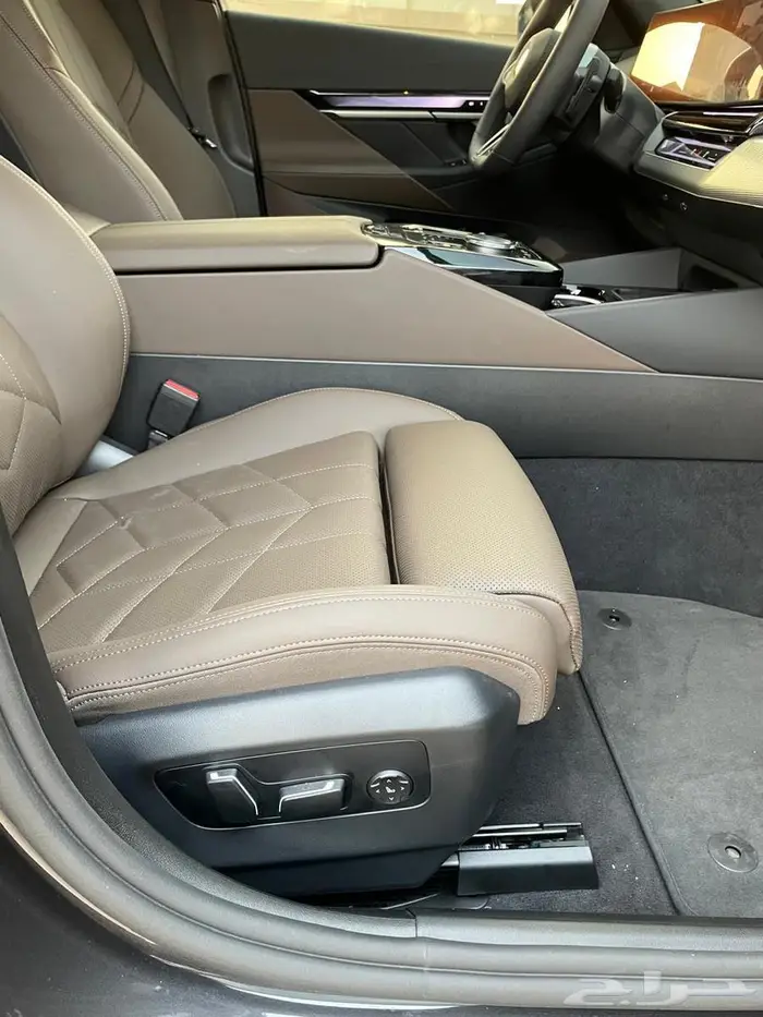 BMW520 موديل 2025 ممشي 5000 كم عرض خاص شامل اللوحات 24