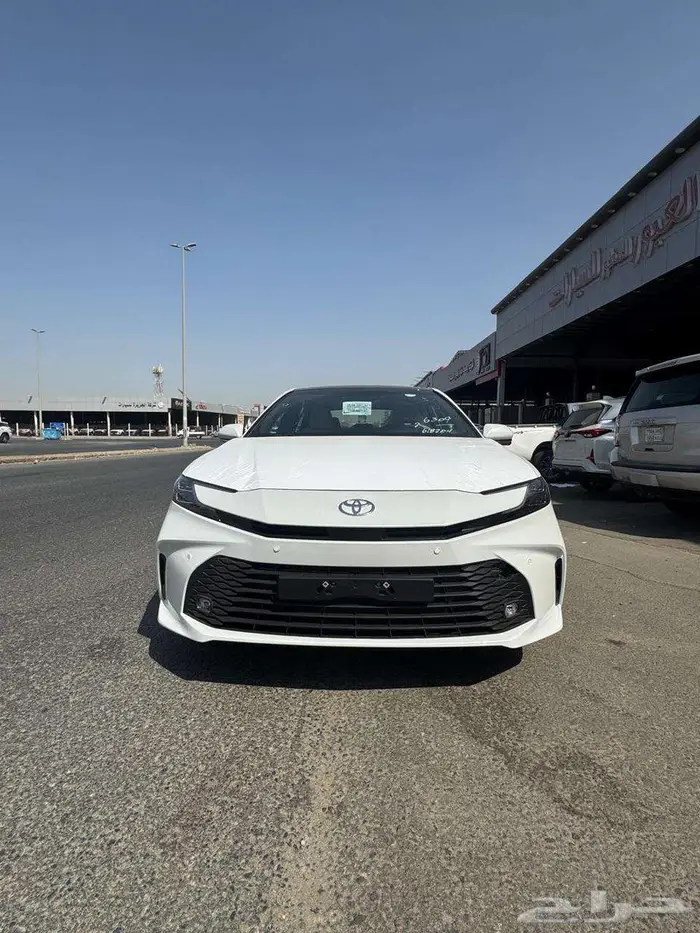 تويوتا كامرى LE هايبرد 2500 cc ابيض موديل 2025 6