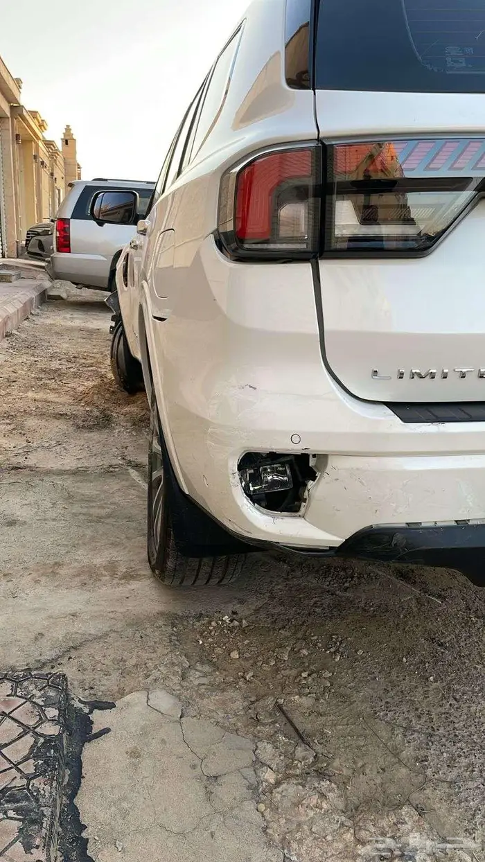 فورد ايفرست مصدوم على حالته 2