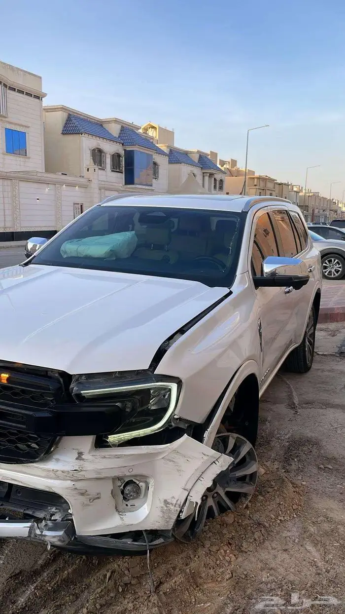 فورد ايفرست مصدوم على حالته 20