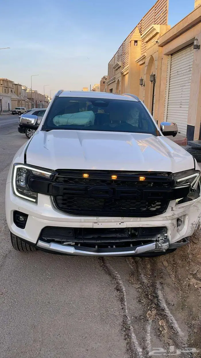 فورد ايفرست مصدوم على حالته 0