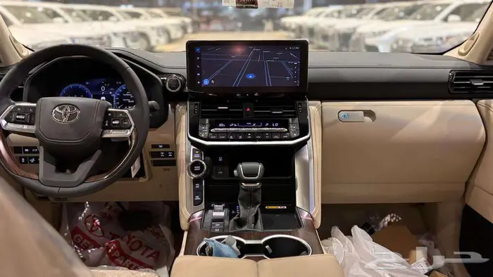 لاندكروزر VXابيض 2025 عبداللطيف جميل 9