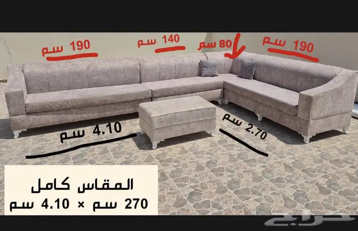 كنب نظيف وكبير ومصباح سقف معلق 3