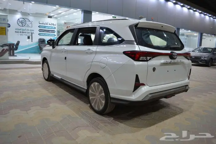 تويوتا فيلوز GLX فل موديل 2025 ابيض و رصاصي واسود 13