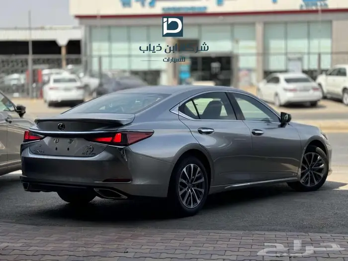 لكزس ES350 فئة CA خليجي 2025 لدى شركة ابن ذياب للسيارات 3