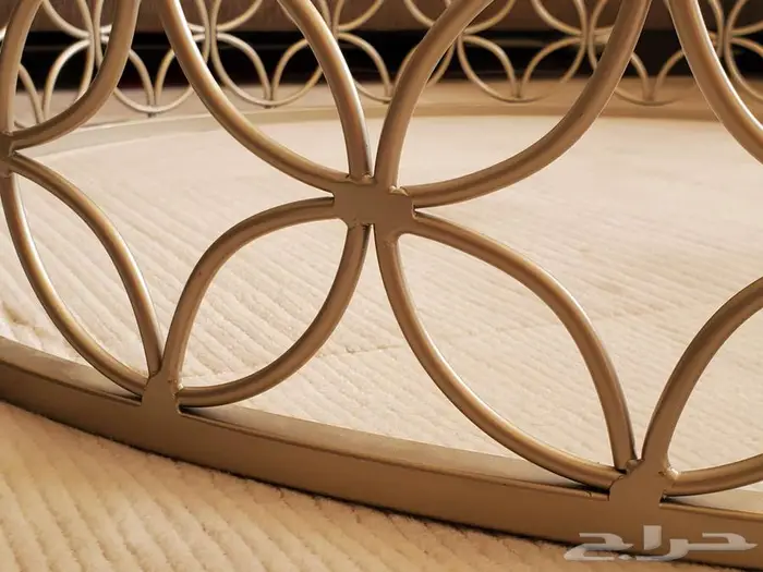 طاولة دائرية زجاج وحديد فضي نادرة - من هوم سنتر حالة ممتازة 6