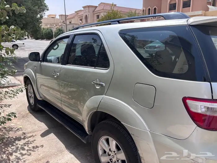 سيارة للبيع جيب تويوتا فورتشنر 2