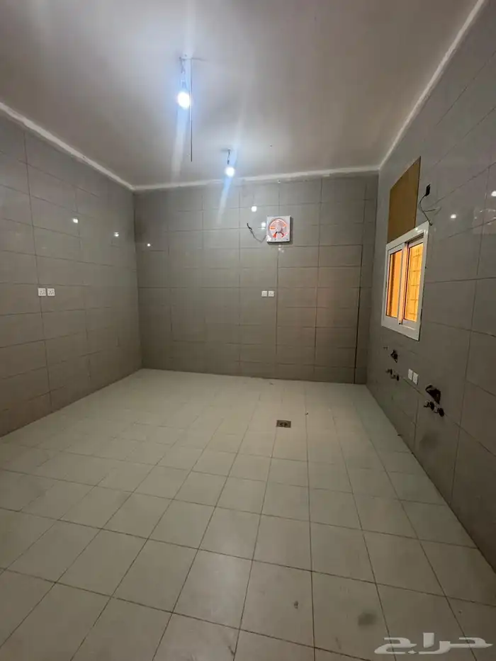 شقة خمس غرف للايجار السنوي حي الصفا 22