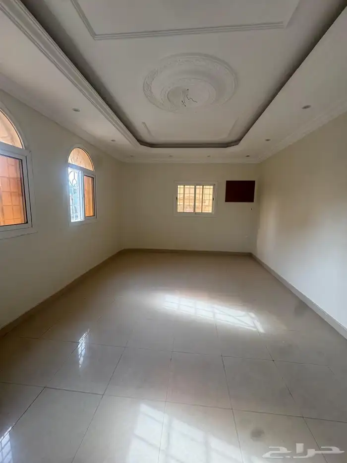 شقة خمس غرف للايجار السنوي حي الصفا 10