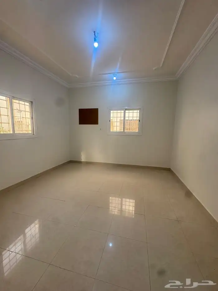 شقة خمس غرف للايجار السنوي حي الصفا 4