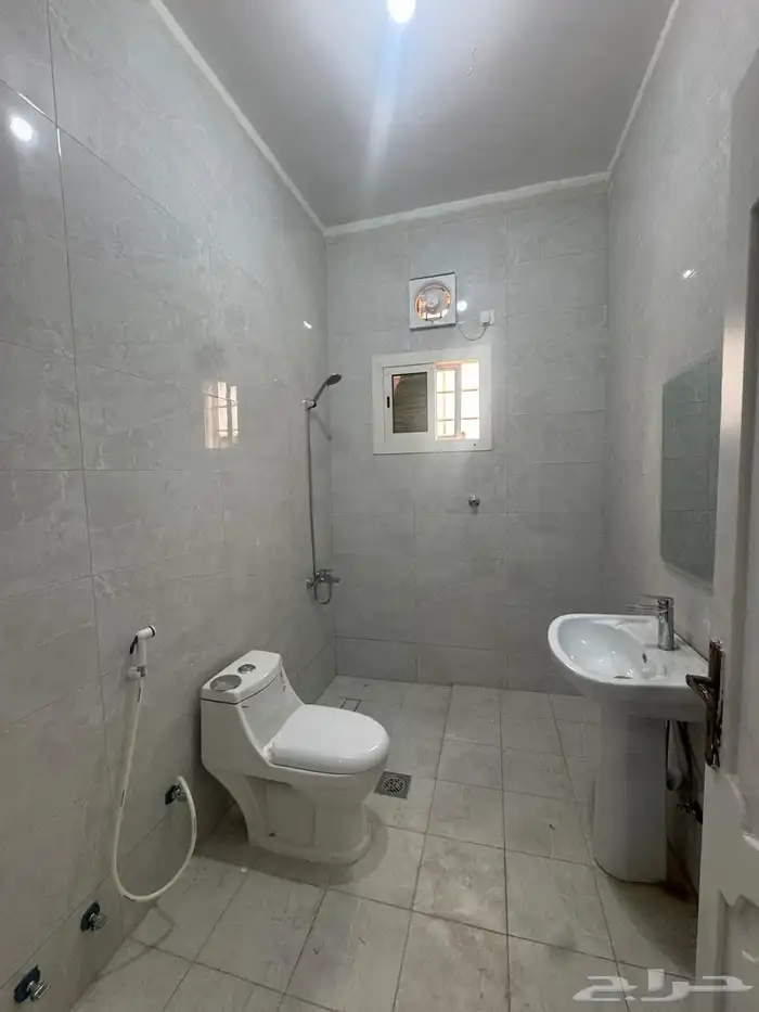 شقة خمس غرف للايجار السنوي حي الصفا 16