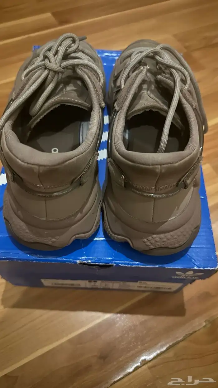 حذاء رياضي Addidas 4