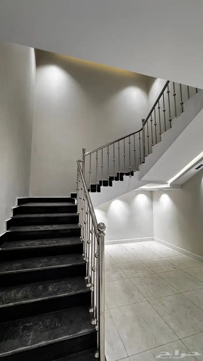 للبيع شقق ارضيه وعلوىه بجوار مطار ابها مساحات كبيره 27
