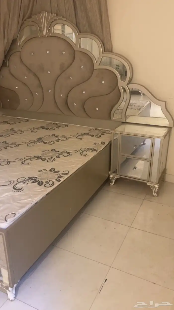 غرفه نوم سرير نفرين و2 كومدينا صغيره و1 كومدينا ودرج ملابس 3