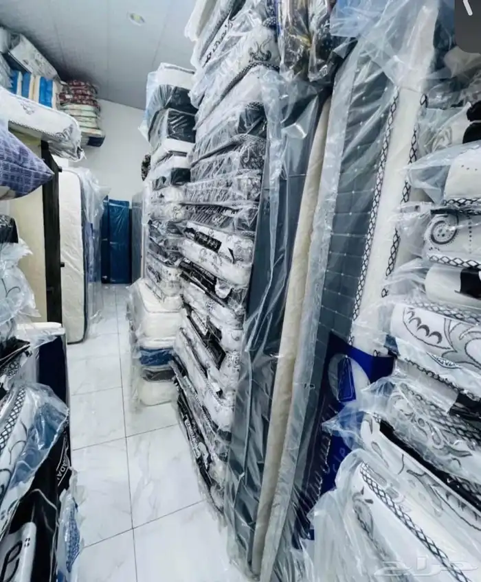 تتوفر أسرة ومراتب وطاولات تزيين وخزائن خشبية 8