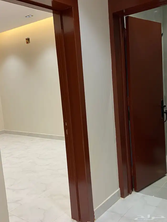 للبيع شقه مع سطح بحي الندوه للسكن بسعر 550الف 2