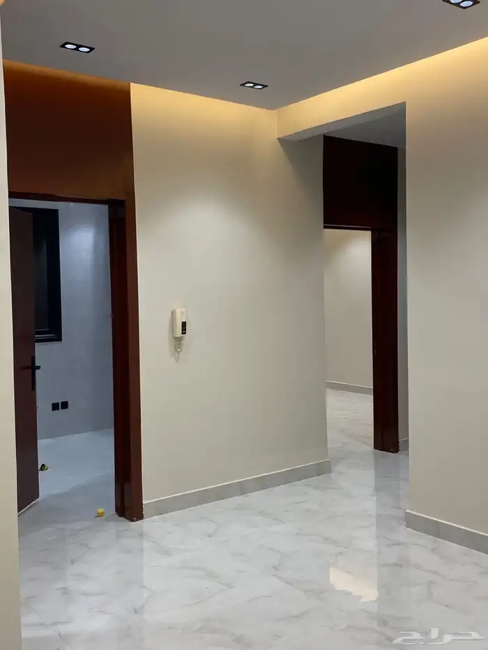 للبيع شقه مع سطح بحي الندوه للسكن بسعر 550الف 1