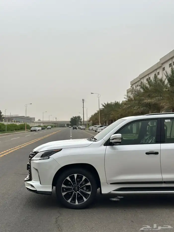 لكزس LX570 2021 بلاك ادشن شبه جديد 5