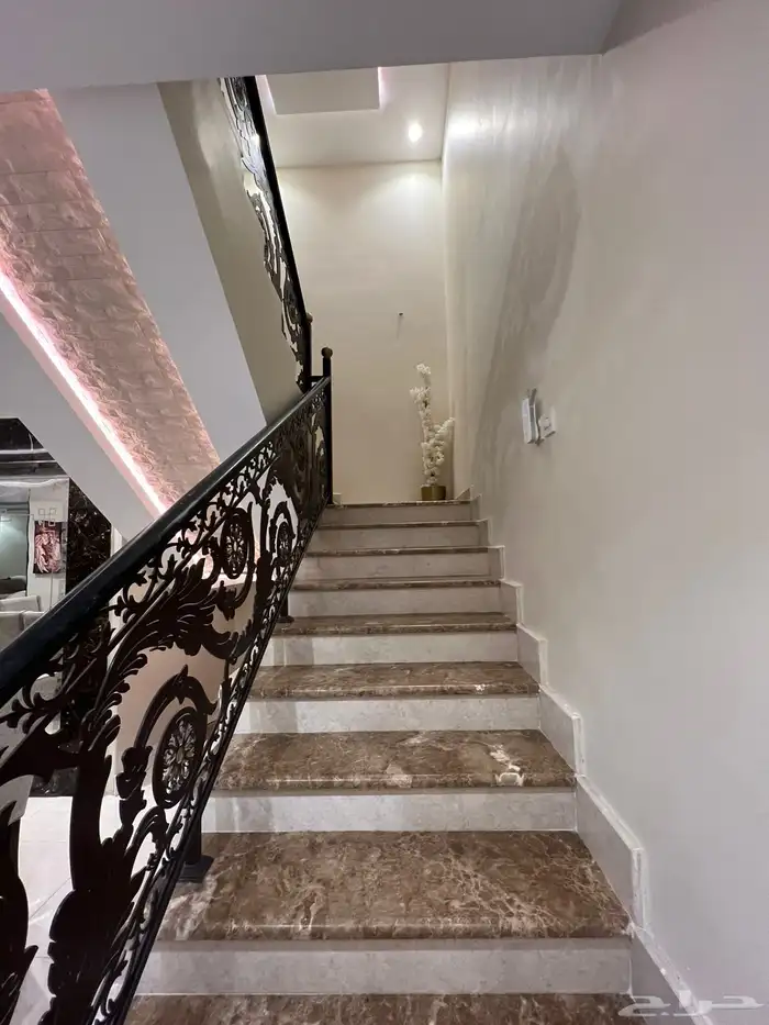 للبيع مبنى مكون من فيلا وشقة وبدروم 9