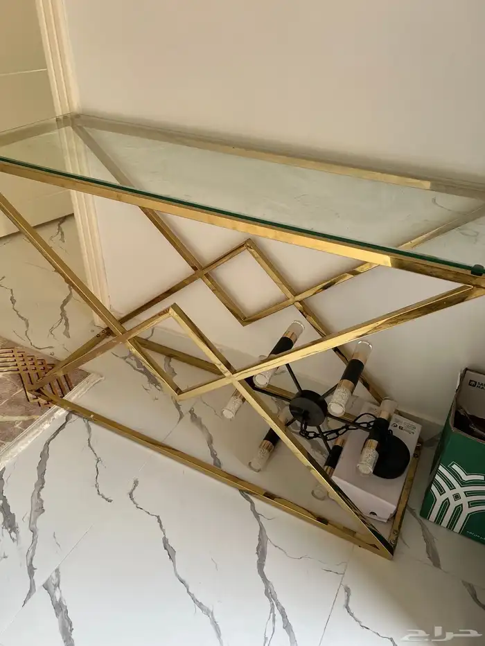 طاولة هيكل ذهبي وفوقها قزاز 1