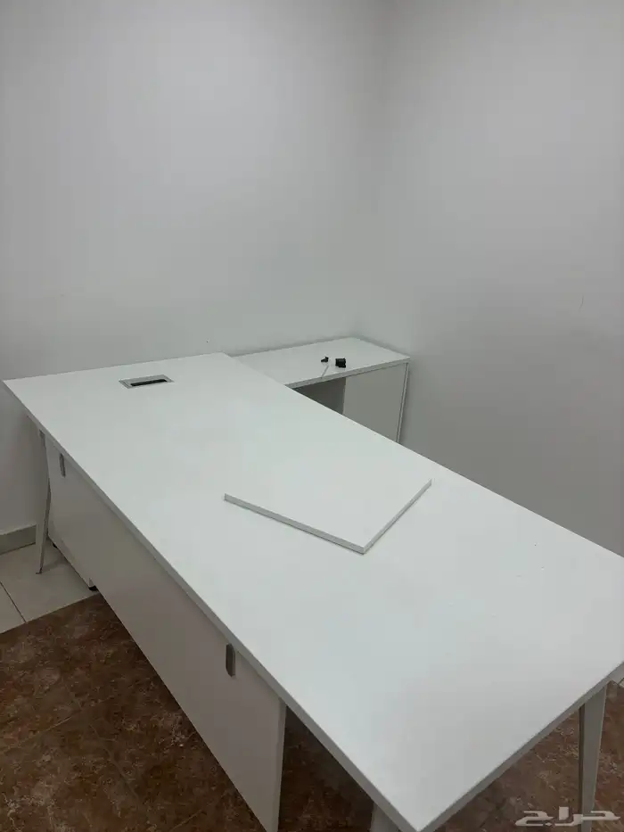 مكتب مدير جديد 2 م وكرسي جلد استخدام فقط 3 شهور مثل الجديد 1