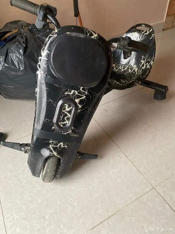 سكوتر معه كل اغراضه فيه مشكله وحده البطاريه مخلصه 0