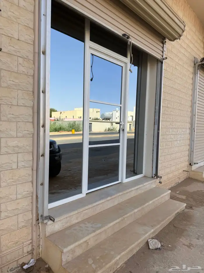 يوجد مستودع مجهز بالكامل للبيع 0