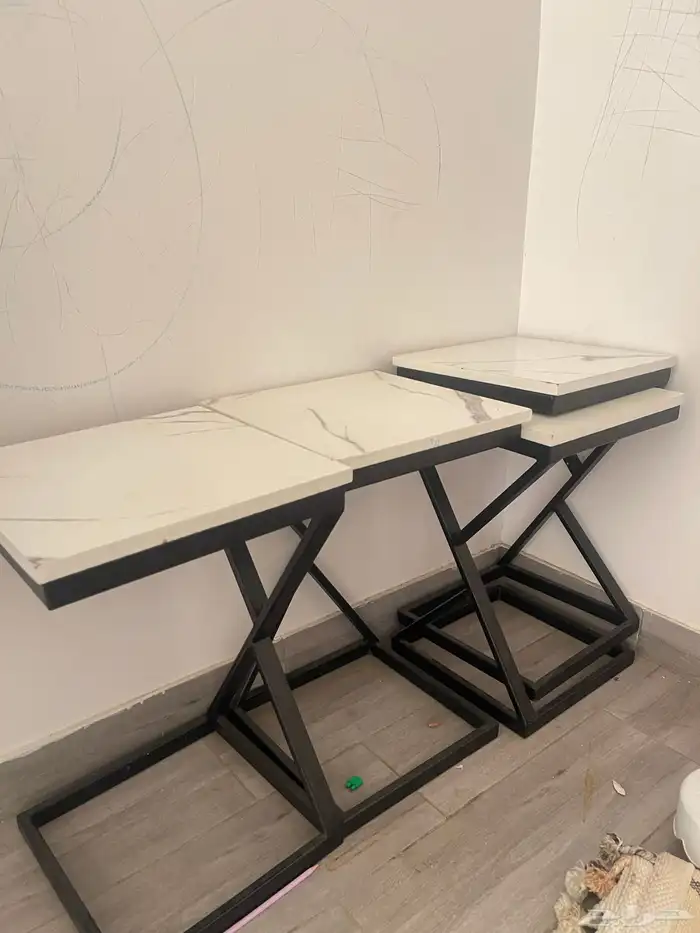 طاولة كبيره مع اربع طاولات خدمة 3