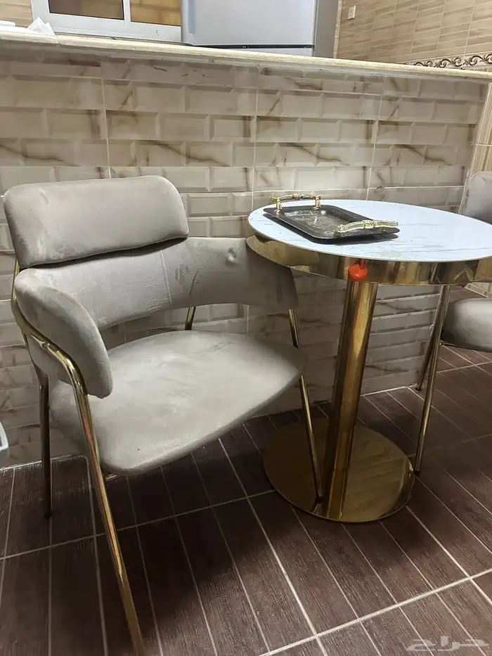 طاولة دائرية مع كرسيين نظيفة 1