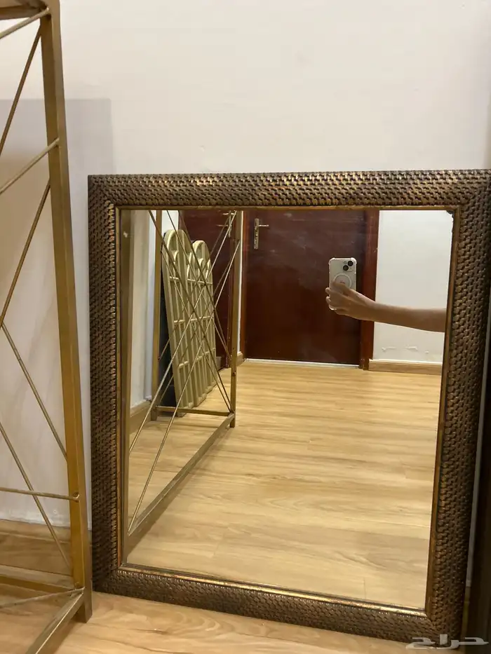 مرايات وطاوله للبيع في بعضها ما استخدمت جديده 1