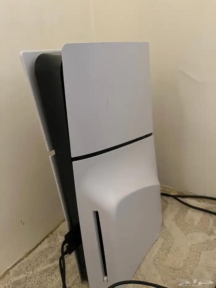 سوني فايف مع اغراضه 2