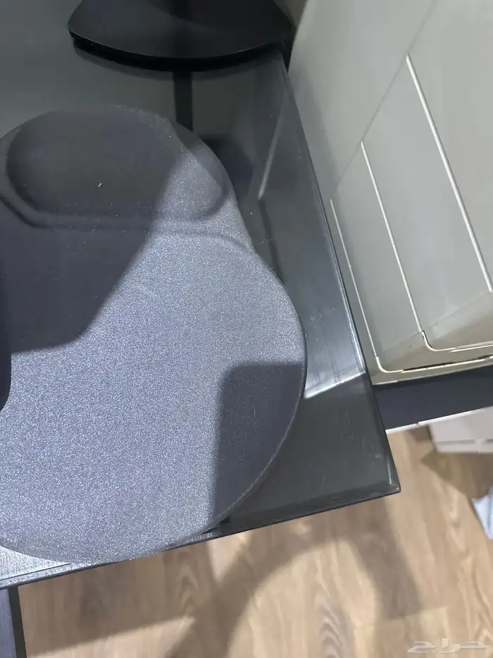 مكتب كومبيوتر ودولاب عرض ايكيا 1