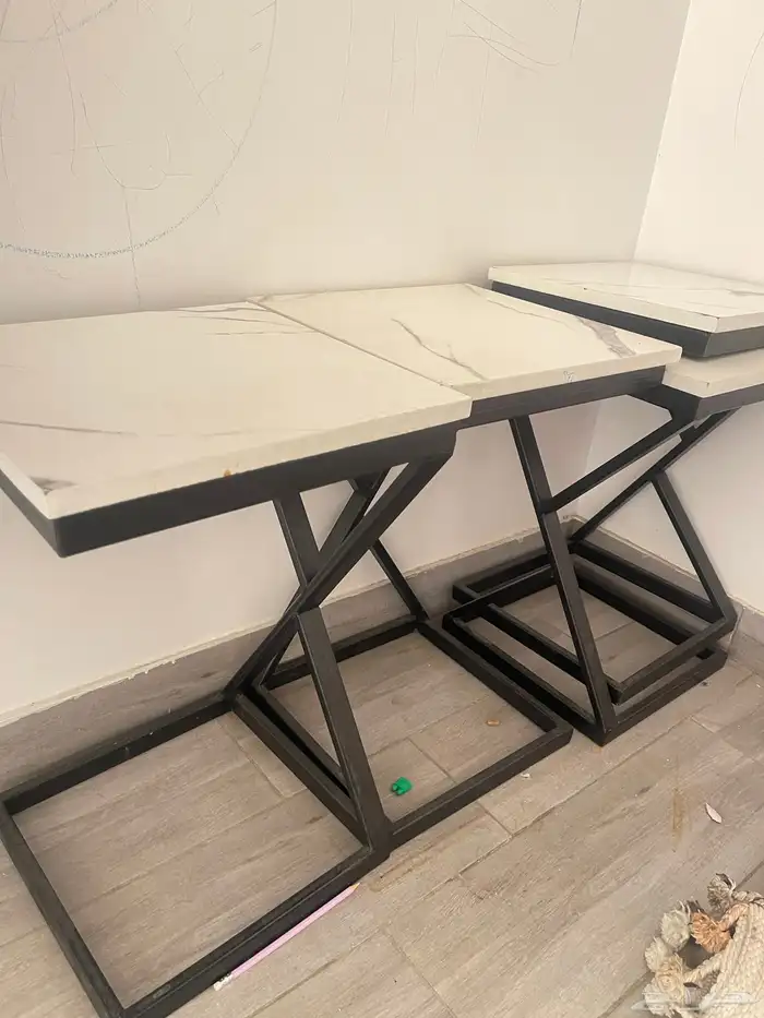 طاولة كبيره مع اربع طاولات خدمة 2