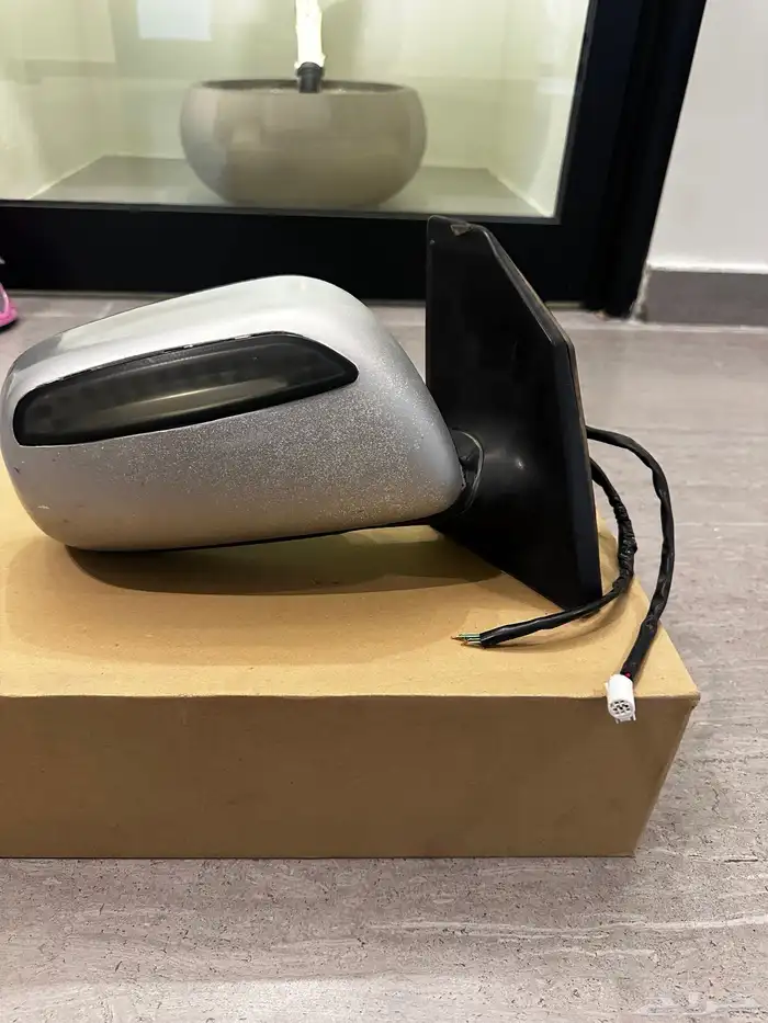 مرايه كورلا يمين تجاري فيها اشاره بدون صفط السعر 80 ريال 0