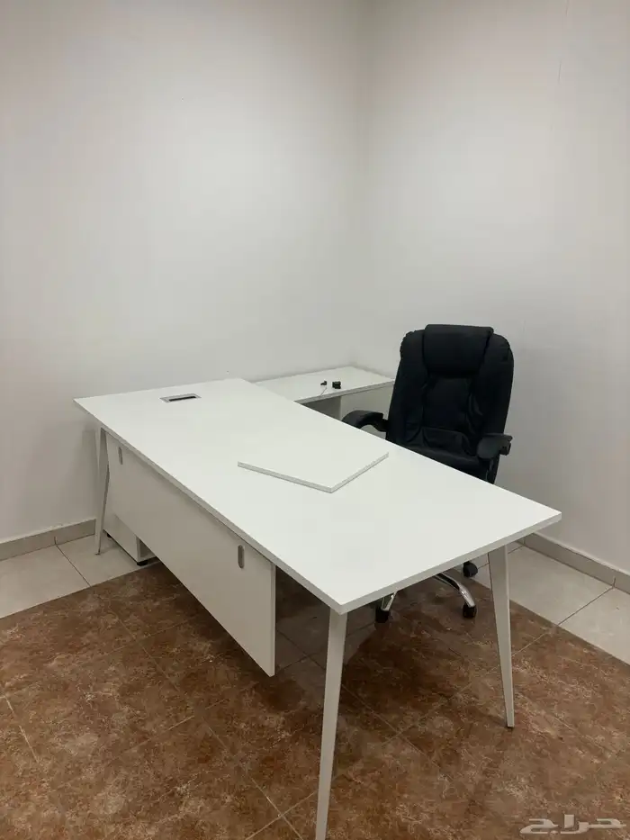 مكتب مدير جديد 2 م وكرسي جلد استخدام فقط 3 شهور مثل الجديد 4