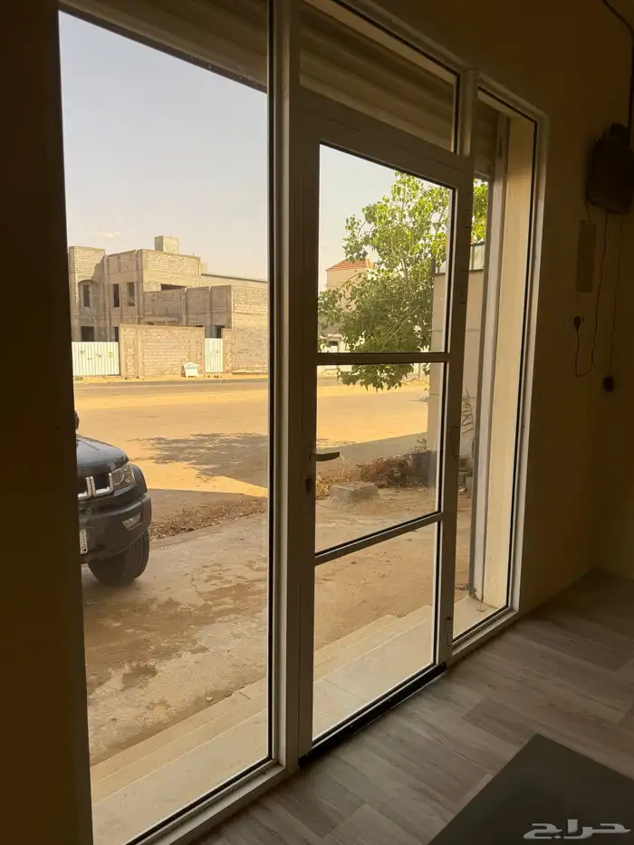 يوجد مستودع مجهز بالكامل للبيع 7
