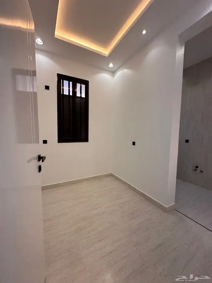 للبيع روف دور ثاني بملحق مع سكاي لايت تشطيب مودرن مساحه350م 24
