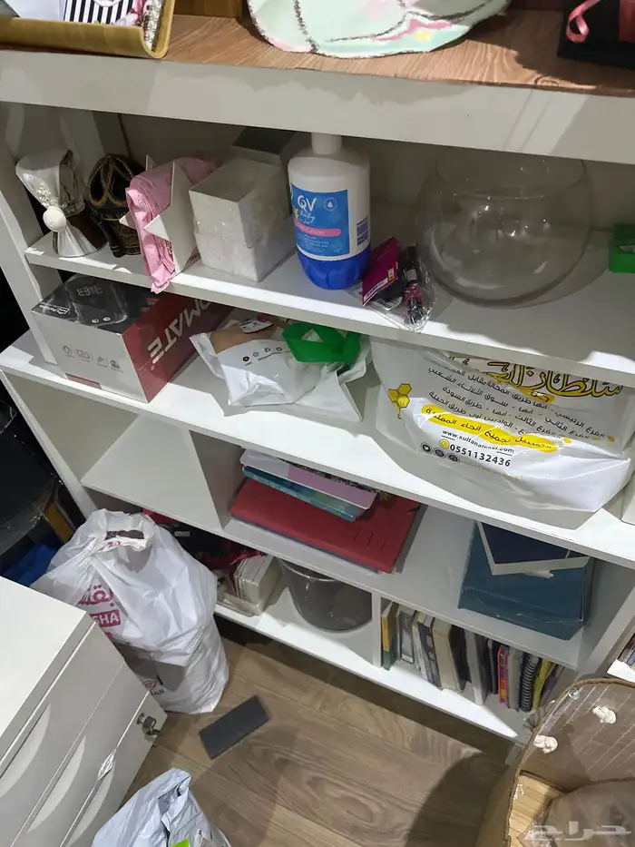 مكتب كومبيوتر ودولاب عرض ايكيا 2