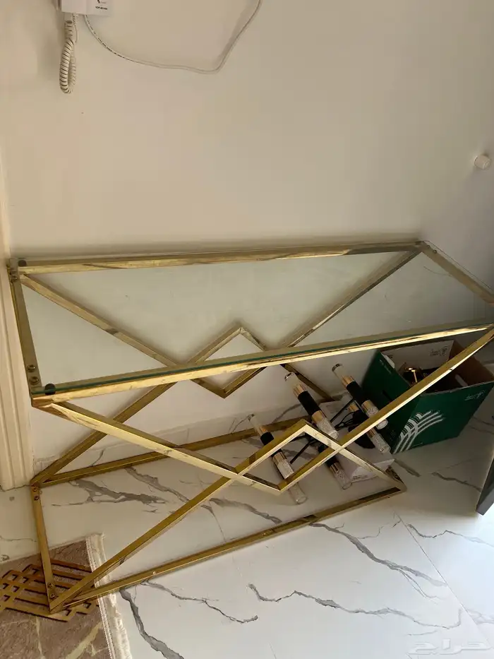 طاولة هيكل ذهبي وفوقها قزاز 0