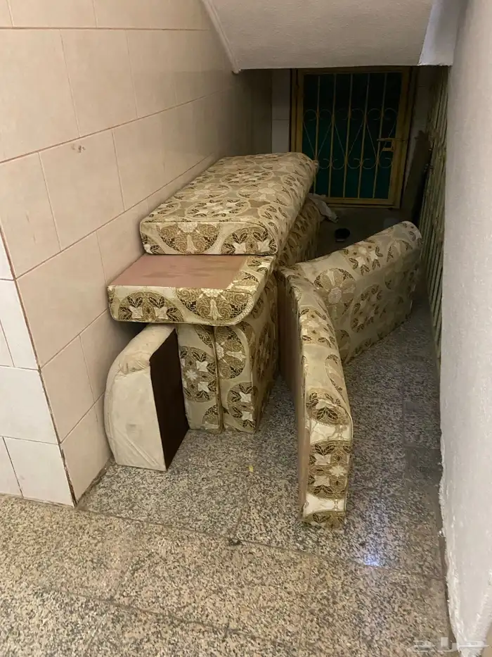اربع دروج مكتبه. وطقم معه 2