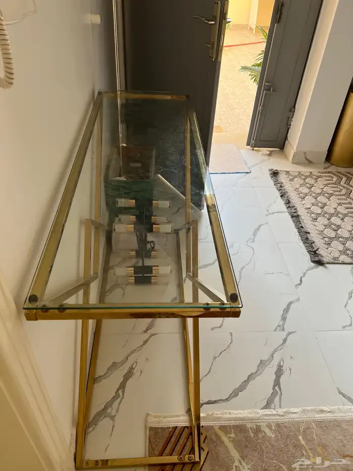 طاولة هيكل ذهبي وفوقها قزاز 2