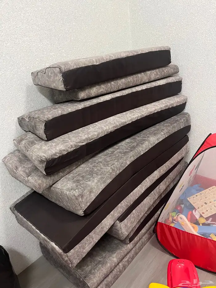 جلسات نظيفه وطاوله تلفزون كلها جديده ونظيفه 0
