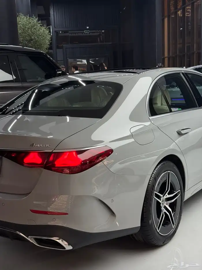 مرسيدس E300 2025 جديد اعلى مواصفات 3