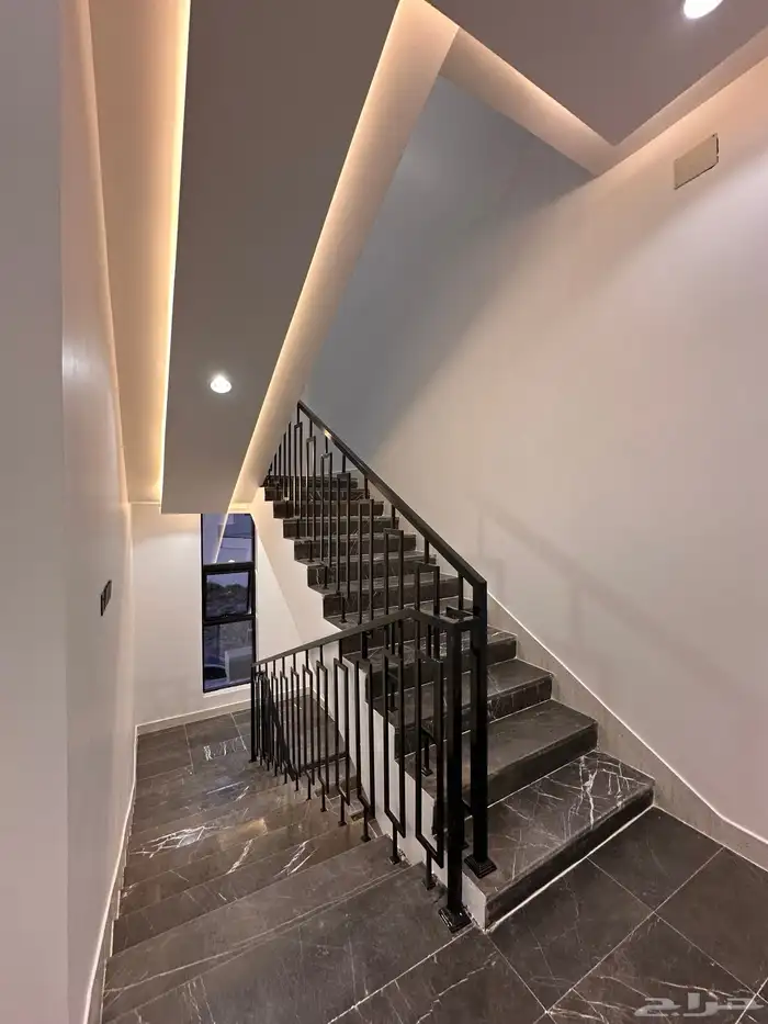 للبيع روف دور ثاني بملحق مع سكاي لايت تشطيب مودرن مساحه350م 1