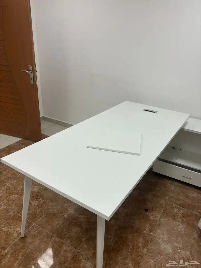 مكتب مدير جديد 2 م وكرسي جلد استخدام فقط 3 شهور مثل الجديد 0
