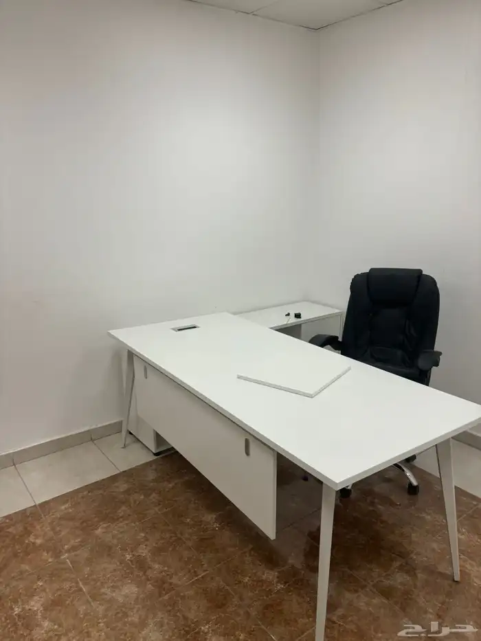 مكتب مدير جديد 2 م وكرسي جلد استخدام فقط 3 شهور مثل الجديد 3